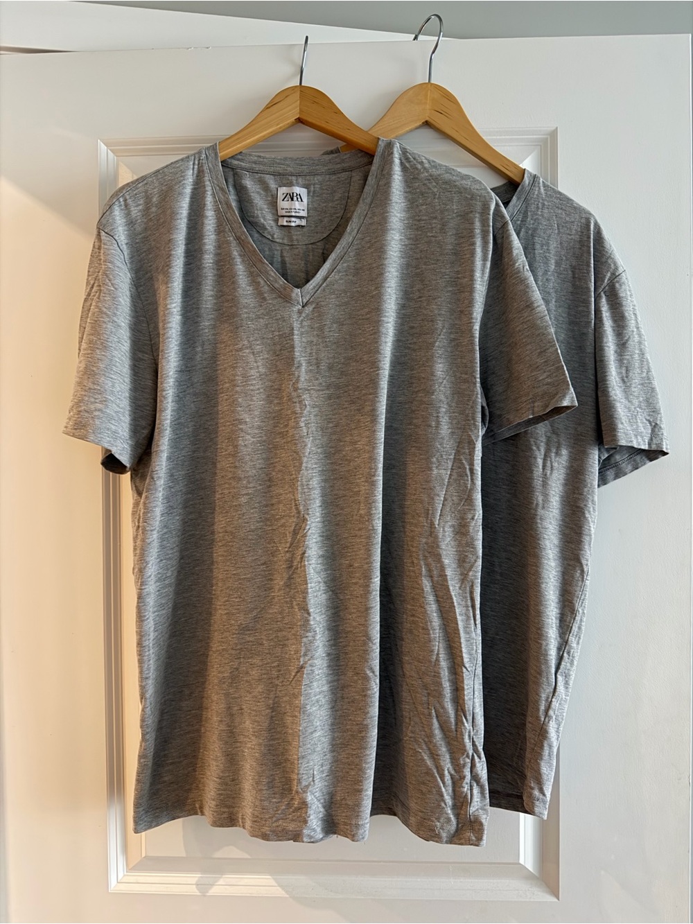 Zara Menโs Light Gray V-Neck Short Sleeve Tee